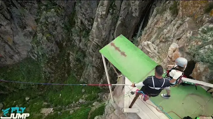 Қырғызстанда турист құздан секіремін деп ажал құшты