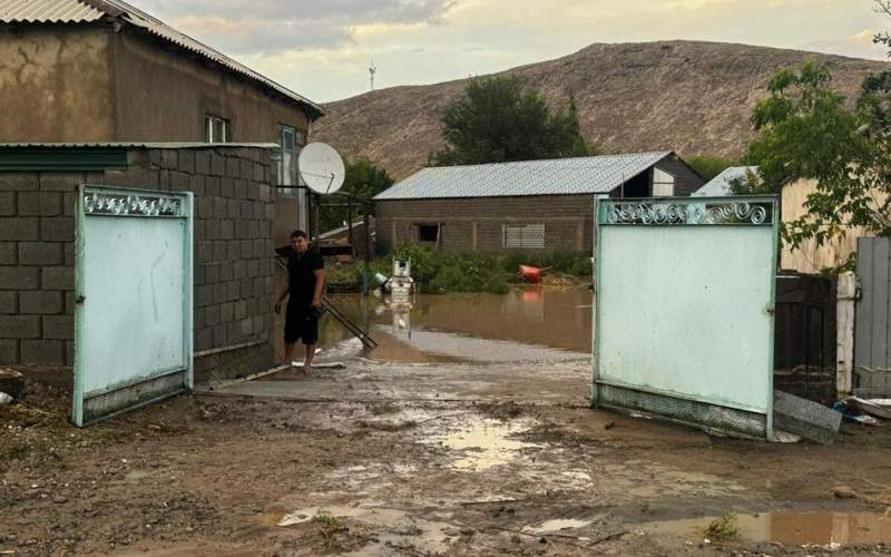 Склоновыми стоками затопило дома и улицы в городе Жанатасе Жамбылской области