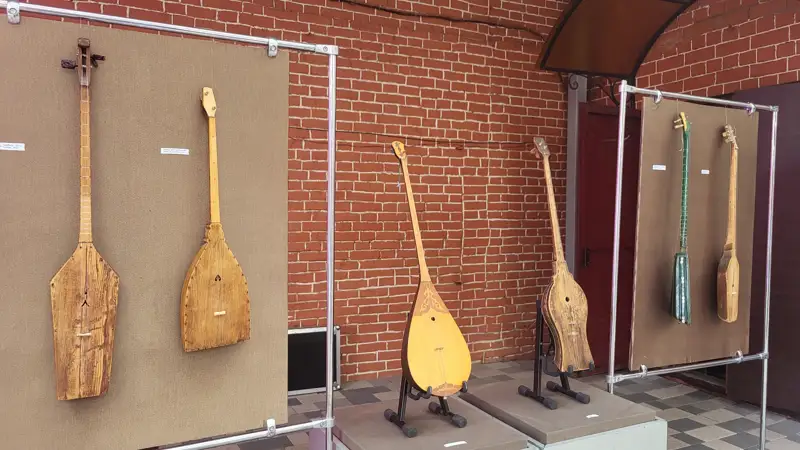 Домбру 19-го века представили на выставке в Петропавловске