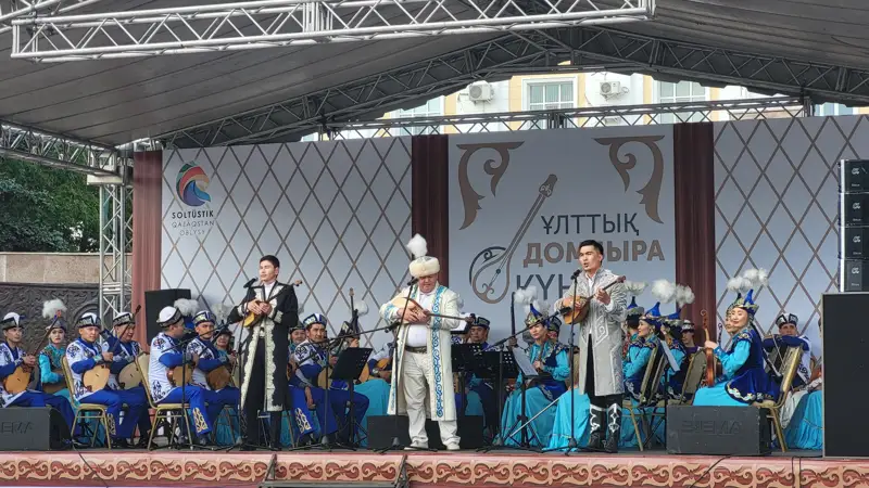 Домбра зазвучала на центральной площади Петропавловска