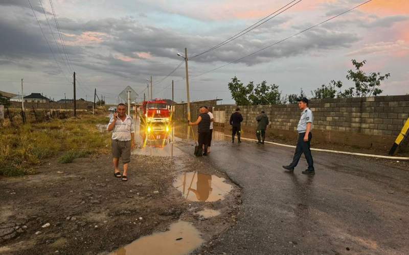 Склоновыми стоками затопило дома и улицы в городе Жанатасе Жамбылской области