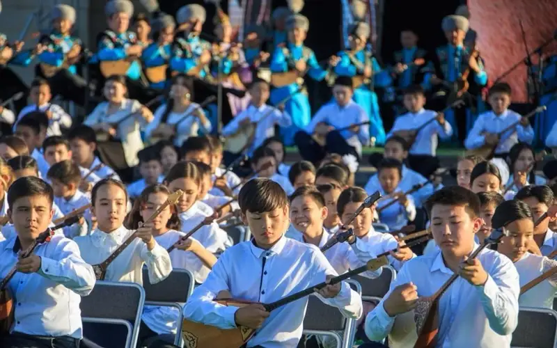 Жетісуда бір мезгілде 3 мың адам күй тартты