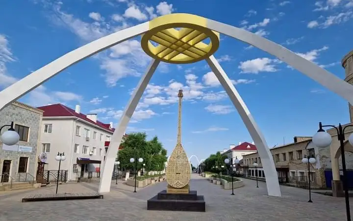 Atyraýdyń Inderbor kentinde «Abdolla dombyrasy» monýmenti ornatyldy