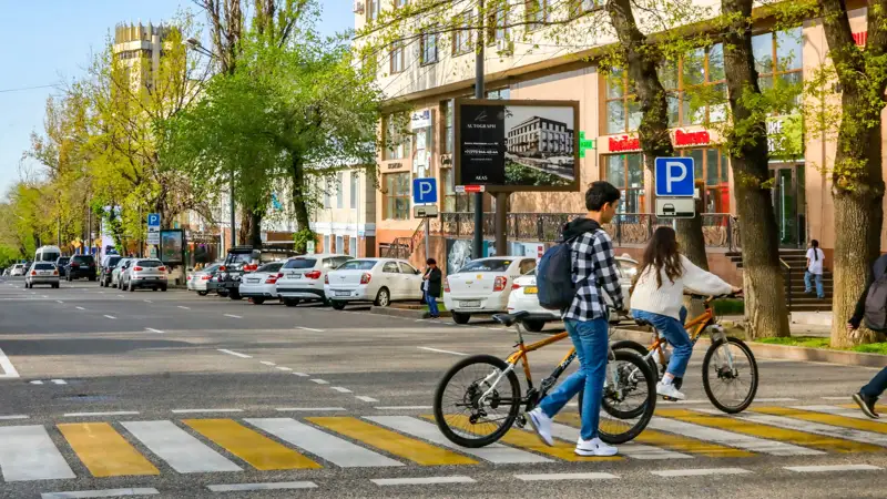 люди пешеход велосипедист адамдар жаяу жүргінші велосипедші