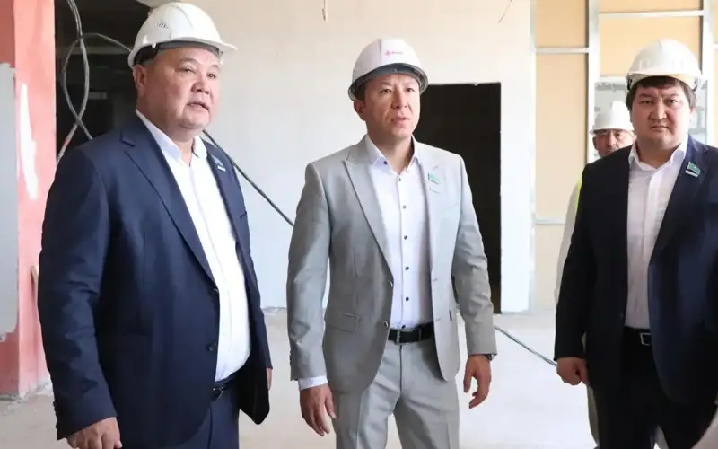 Мажилис депутати Чимкент шаҳридаги “Қулай мактаб” қурилиши билан танишди