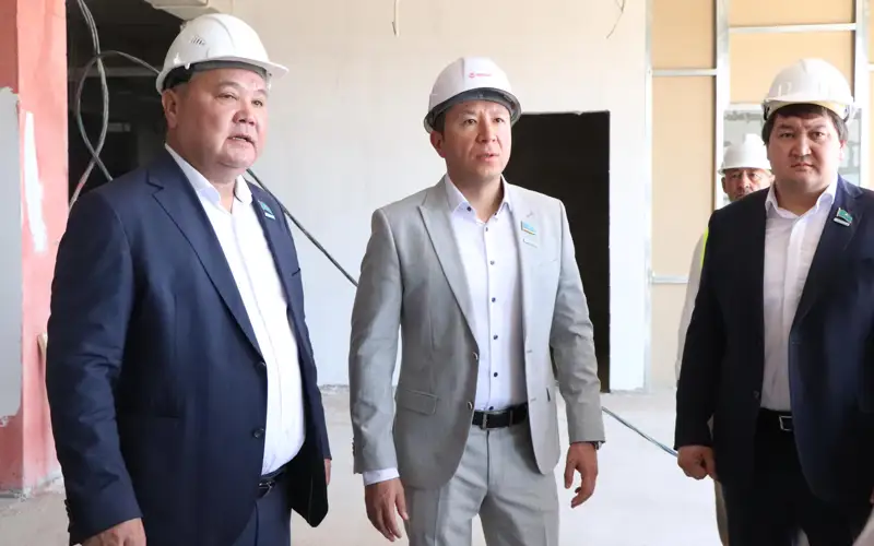 Мажилисмен Исабеков ознакомился с ходом строительства школы в Шымкенте
