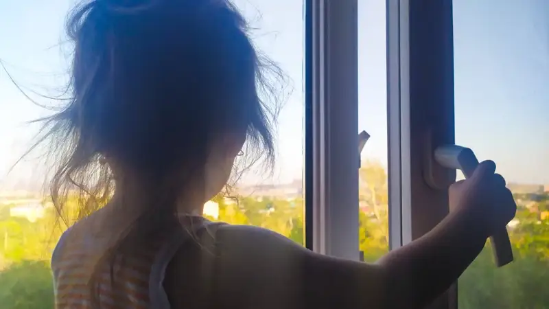 Окно ребенок выпал терезе бала