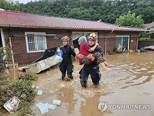 At least 4 dead as record downpour batters parts of South Korea At least 4 dead as record downpour batters parts of South Korea