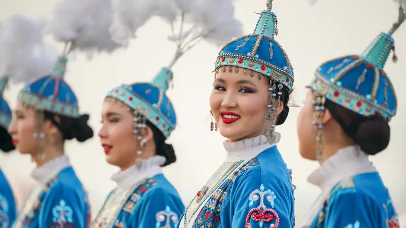 девушки в национальных костюмахұлттық киім киген қыздар