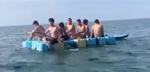 подростки в самодельном судне