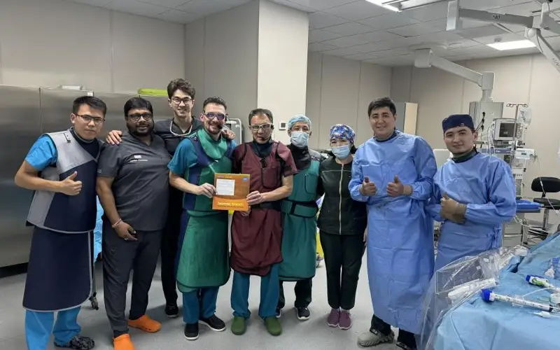 Казахстанские врачи провели операцию в прямом эфире на международной конференции в Индии
