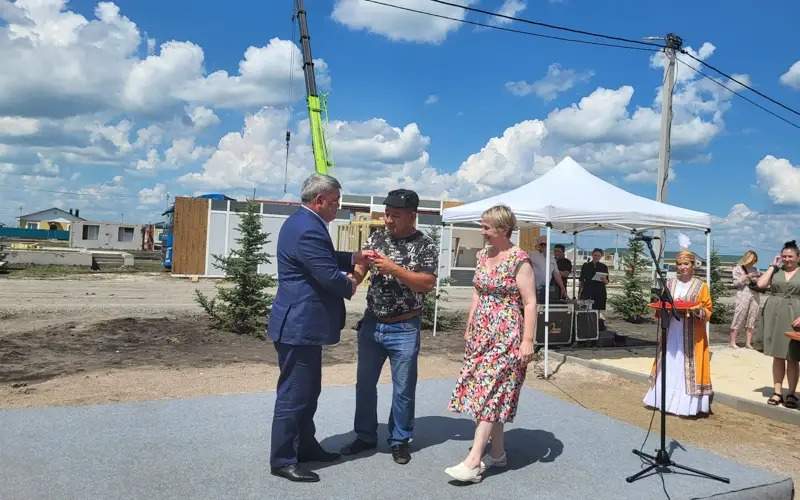 Around 1,500 workers build houses for flood victims in Petropavlovsk Around 1,500 workers build houses for flood victims in Petropavlovsk