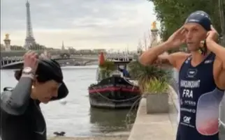 Министр спорта Франции искупалась в  Сене