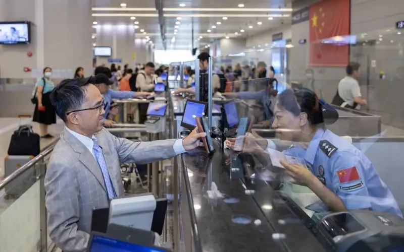 В Шанхае выдали первую в Китае электронную визу