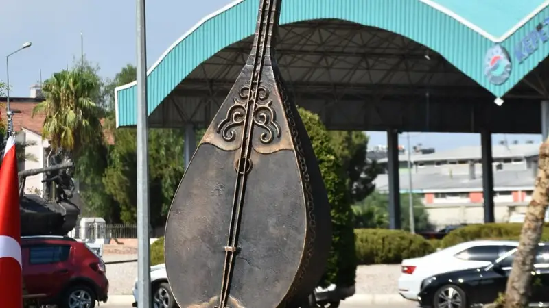 Анталья, Домбыра ескерткіші