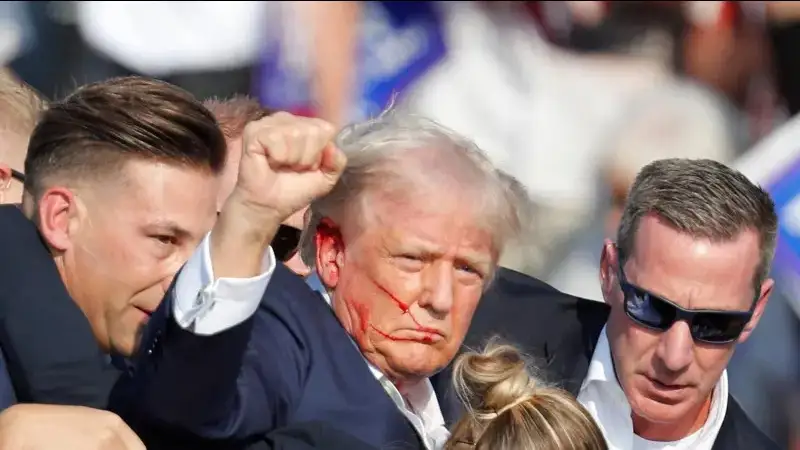 Дональд Трамп получил ранение при стрельбе на предвыборном митинге в Пенсильвании