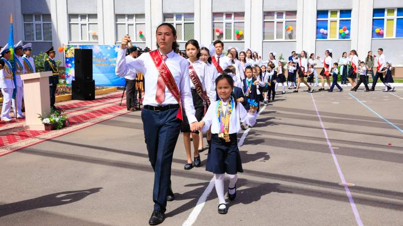 Школьники выпускники последний звонок оқушылар түлектер соңғы коңырау Школьники выпускники последний звонок оқушылар түлектер соңғы коңырау
