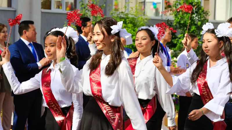 Школьники выпускники последний звонок оқушылар түлектер соңғы коңырау