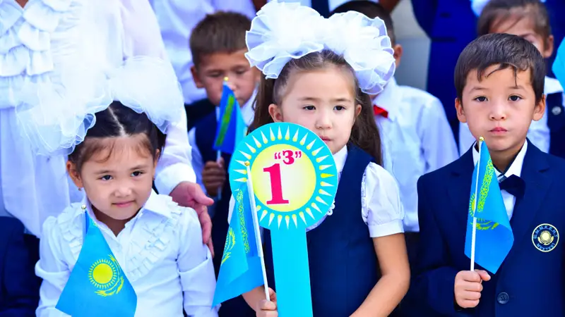 школьники День знаний флаг оқушылар Білім күні ту