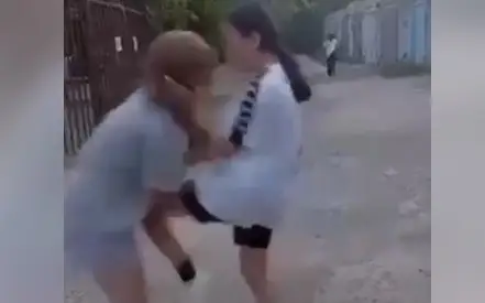 Ақтөбеде оқушы қыздар арасындағы жанжалдан соң әкімшілік іс қозғалды