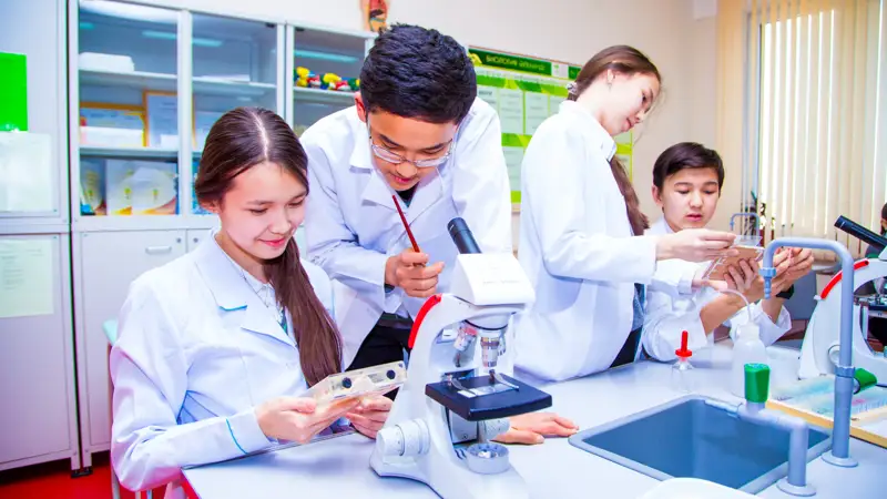 студенты химия лаборанты студенттер лаборанттар наука  ғылым