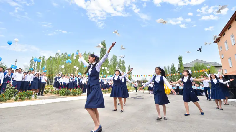 shkolnıkı Den znanıı 1 sentıabrıa oqýshylar Bilim kúni 1 qyrkúıek