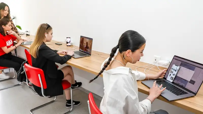 Студенты студенттер