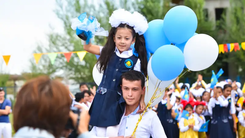 школьники День знаний  оқушылар Білім күні последний звонок соңғы қоңырау