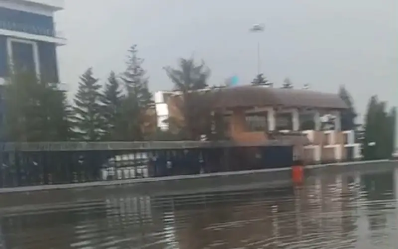 Новый терминал аэропорта Алматы затопило после дождя