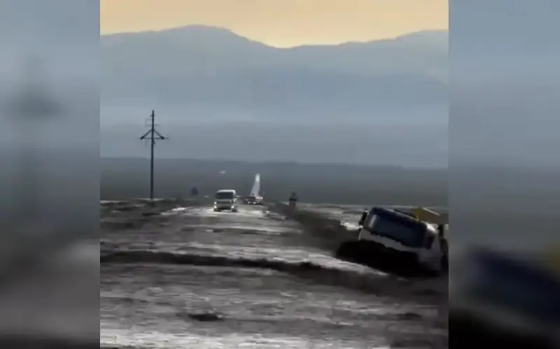 Almatydaǵy nóser jaýyn: 2 júk kóligi jol jıegine shyǵyp qaldy