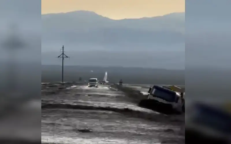 Мощный поток воды смыл грузовик с дороги в Алматинской области