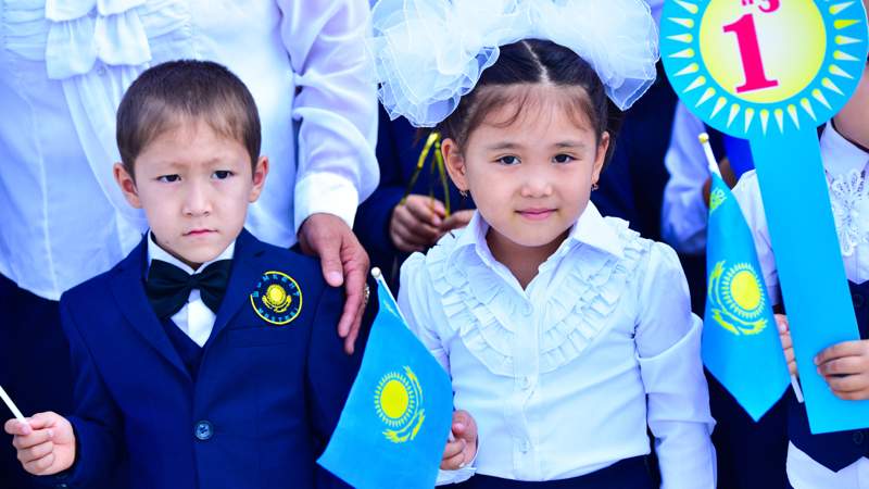 школьники День знаний флаг оқушылар Білім күні ту школьники День знаний флаг оқушылар Білім күні ту