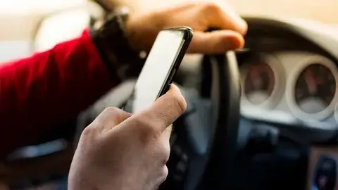 Жолда телефон қолдану