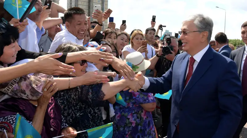 Президент халықпен амандасып тұр