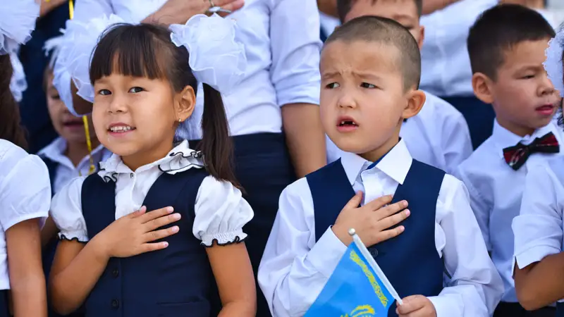 школьники линейка последний звонок флаг оқушылар соңғы қоңырау ту