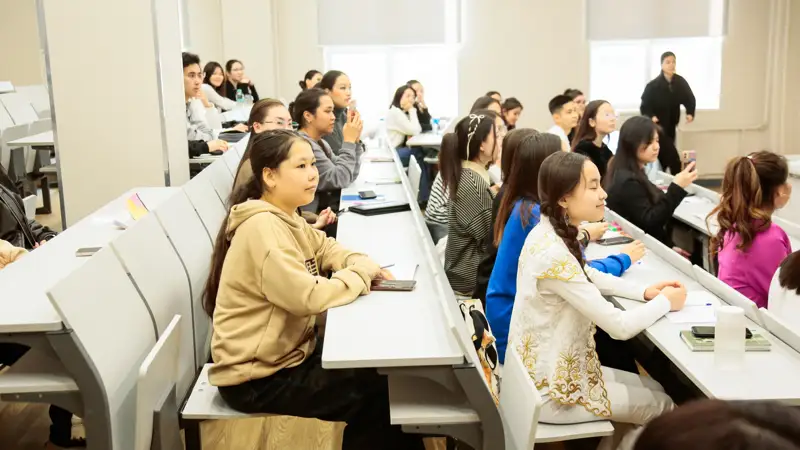 Студенты колледж университет