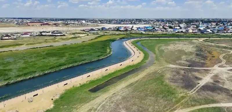 В Кульсары благоустраивают набережную канала Курсай