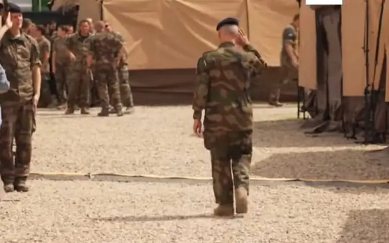 военные в Париже