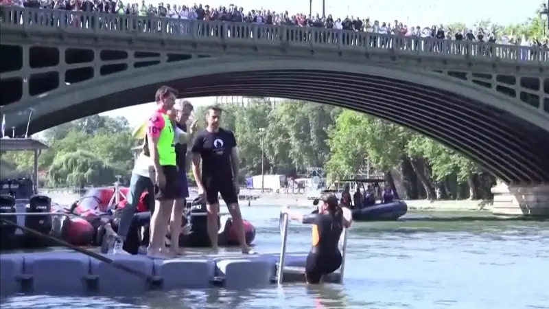 Мэр Парижа искупалась в Сене перед Олимпийскими играми