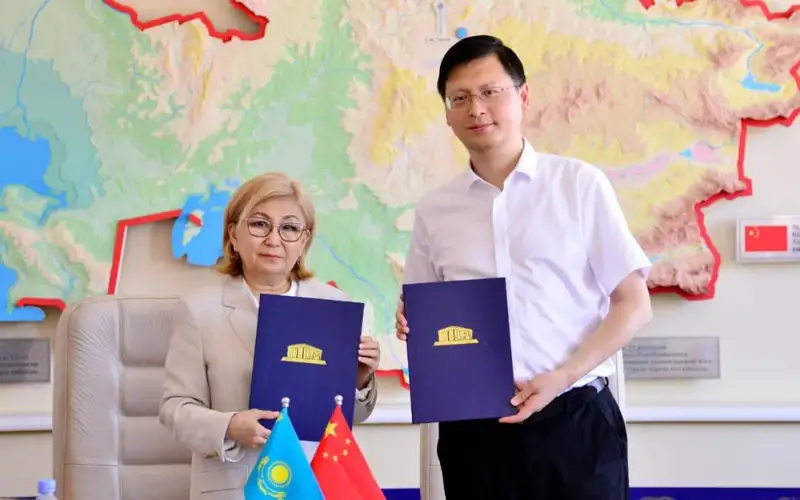 阿拜大学与中国复旦大学签署合作备忘录
