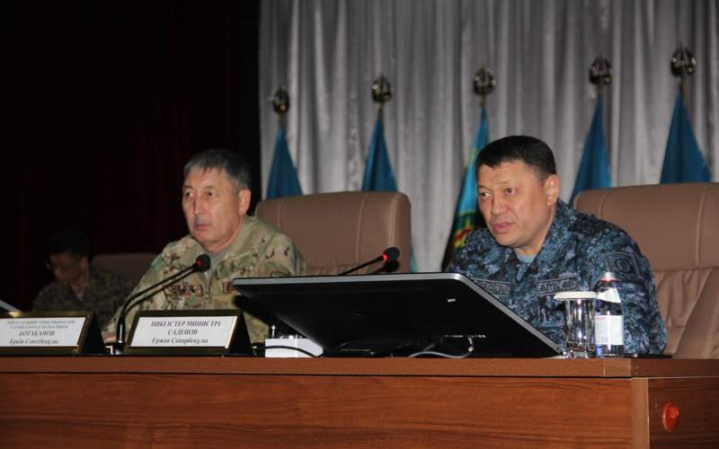 Іshki ister mınıstri polıtsııa general-leıtenanty Erjan Sádenov pen Іshki ister mınıstriniń orynbasary – Ulttyq ulannyń Bas qolbasshysy general-leıtenant Erkin Botaqanov