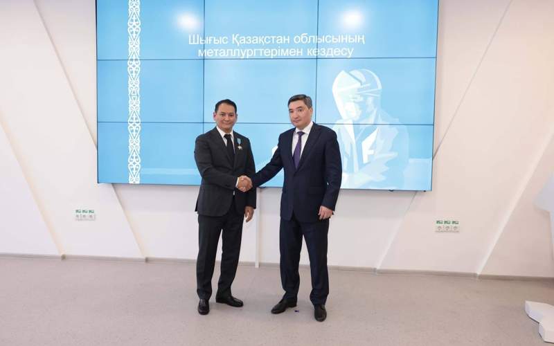 Олжас Бектенов вручил награды от имени Президента металлургам ВКО Олжас Бектенов вручил награды от имени Президента металлургам ВКО