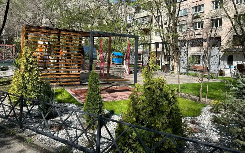 двор, Алматы