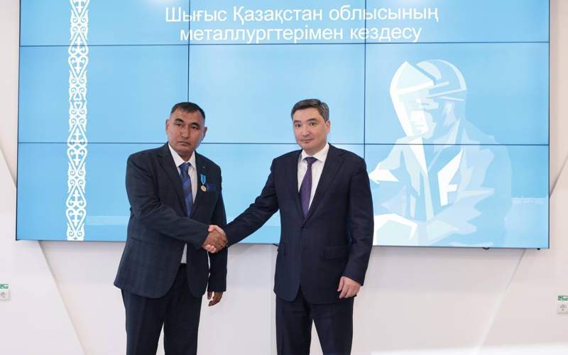 Олжас Бектенов вручил награды от имени Президента металлургам ВКО Олжас Бектенов вручил награды от имени Президента металлургам ВКО