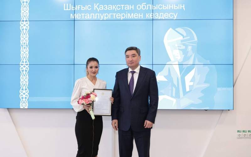 Олжас Бектенов вручил награды от имени Президента металлургам ВКО Олжас Бектенов вручил награды от имени Президента металлургам ВКО