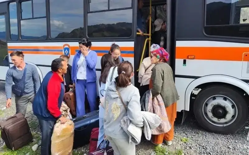 Astanadan Mońǵolııaǵa bara jatqan avtobýs órtenip ketti: qazaqstandyqtar zardap shekti me