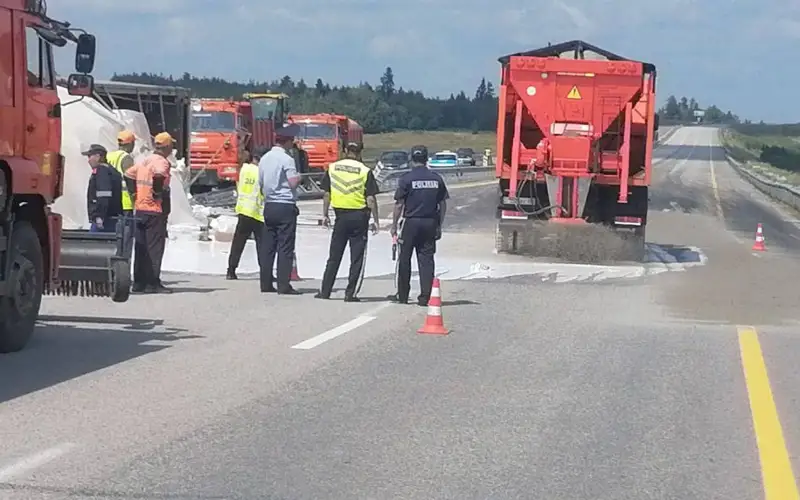 Более 1000 машин сопроводили полицейские из-за ДТП с грузовиком в Акмолинской области