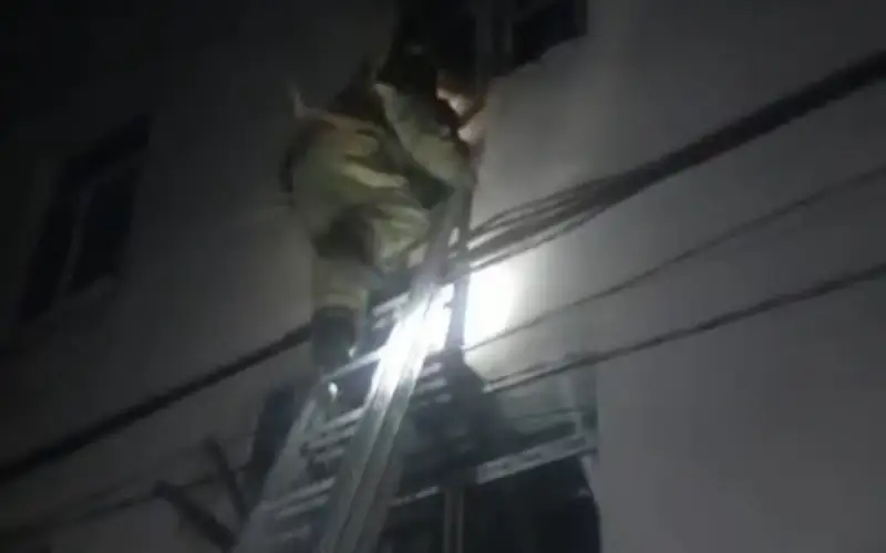 55 человек эвакуировали при пожаре в Хромтау