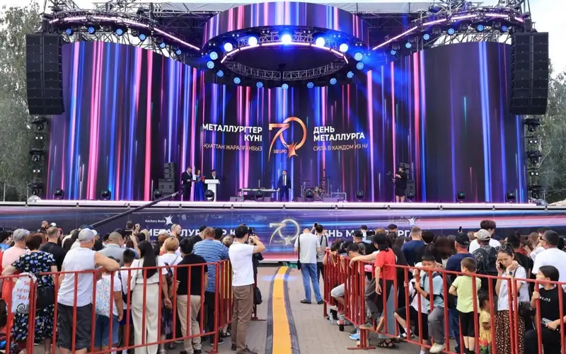 Машины и квартиры подарили лучшим металлургам в Костанайской области 