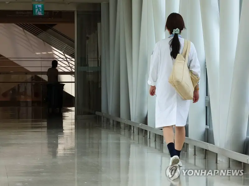Korean hospitals begin hiring trainee doctors while med professors warn of boycotting training programs